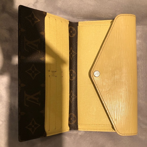 Selling Louis Vuitton Wallet - Picture 3 of 4